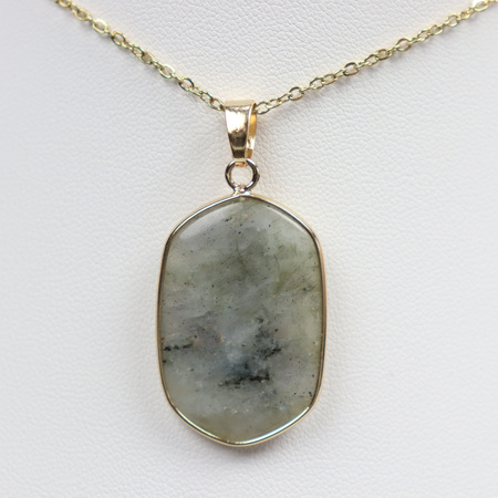 Naszyjnik z zawieszką kamienną