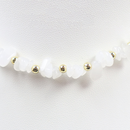 Naszyjnik kamienny ze złotym zdobieniem