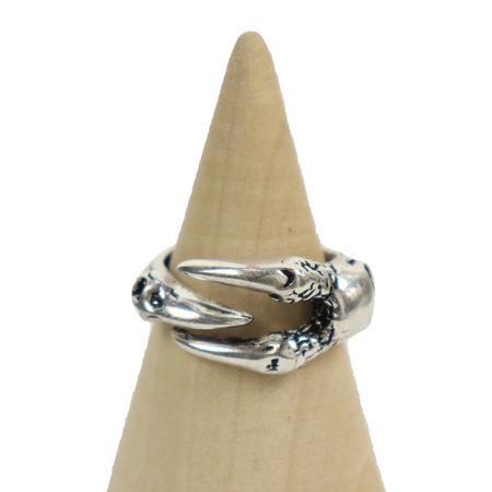 Pierścionek indyjski z motywem czaszki i ptasiego szpona