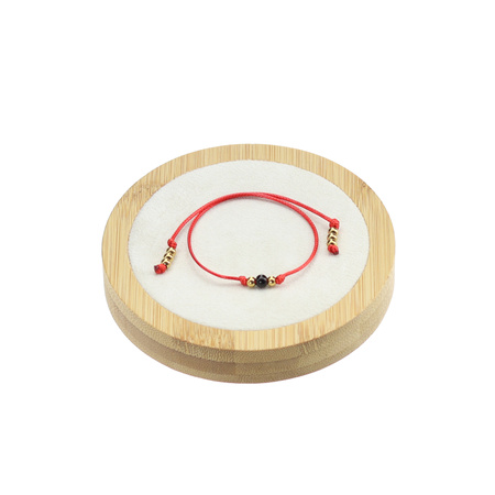 Bransoletka z czerwonego sznurka