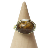 Pierścionek drucikowy z kamieniem