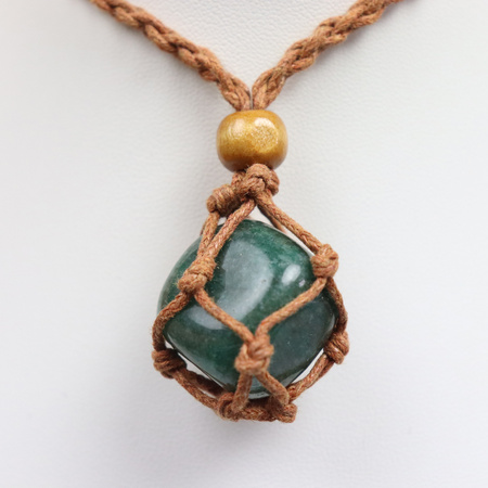 Naszyjnik makramowy z minerałem