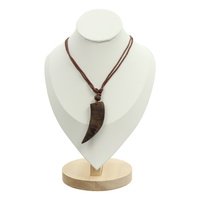 Naszyjnik z drewnianym kłem