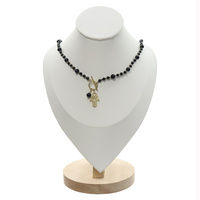 Naszyjnik z kamieni z ozdobnym zapięciem