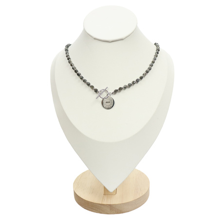 Naszyjnik z kamieni z ozdobnym zapięciem