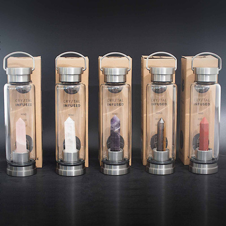 Szklana butelka na wodę z kamiennym obeliskiem