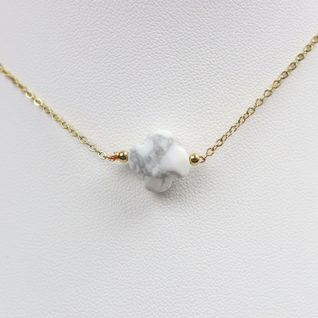 Naszyjnik z wisiorkiem kamiennym - koniczynka