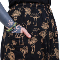 Czarne z pomarańczowymi grzybami