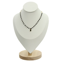 Naszyjnik z koralikami na złotym łańcuszku