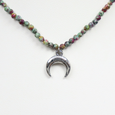 Koraliki kamienne ze srebrną zawieszką