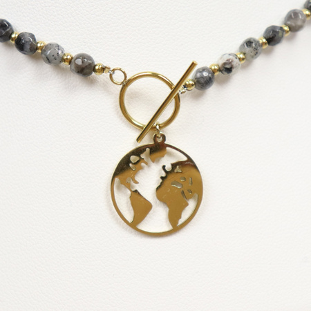 Naszyjnik z kamieni z ozdobnym zapięciem