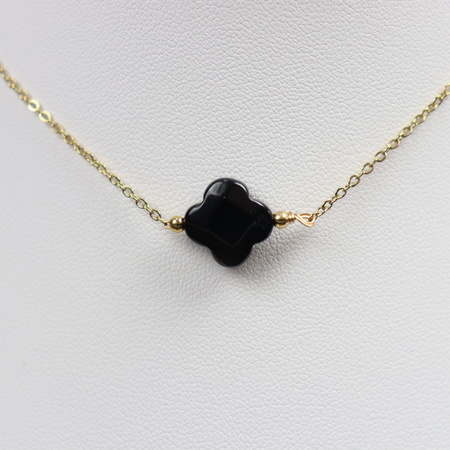 Naszyjnik z wisiorkiem kamiennym - koniczynka