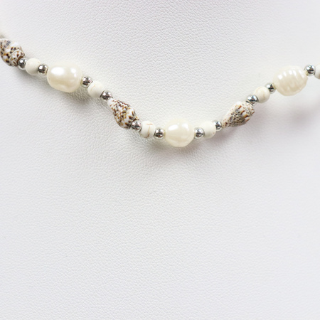 Naszyjnik z muszelkami i perłami