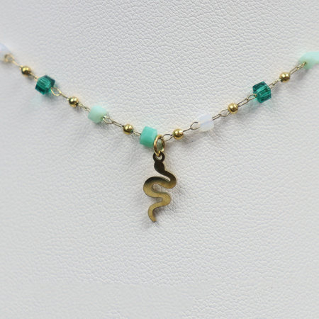 Naszyjnik z koralikami na złotym łańcuszku