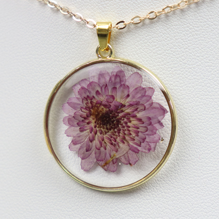 Naszyjnik z żywicy z kwiatami