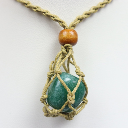 Naszyjnik makramowy z minerałem