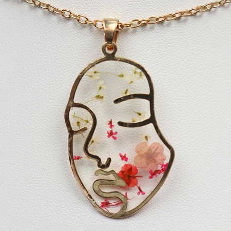 Naszyjnik z żywicy z kwiatami