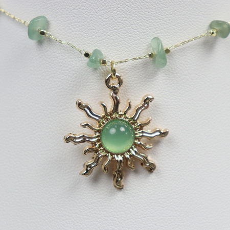 Łańcuszek kamienny ze słońcem