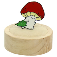 Żabka pod grzybem