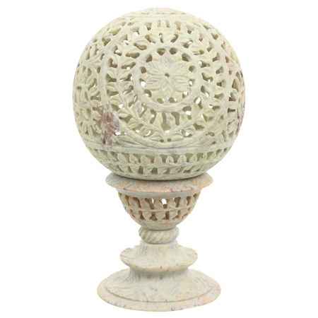 Wysoki świecznik z kamienia mydlanego