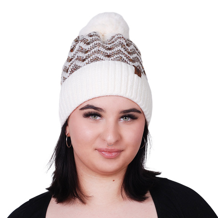 Czapka z pomponem i wzorem