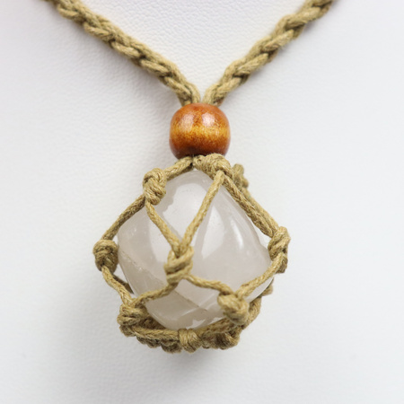 Naszyjnik makramowy z minerałem