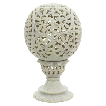 Wysoki świecznik z kamienia mydlanego