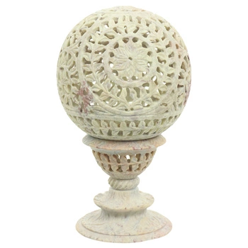 Wysoki świecznik z kamienia mydlanego